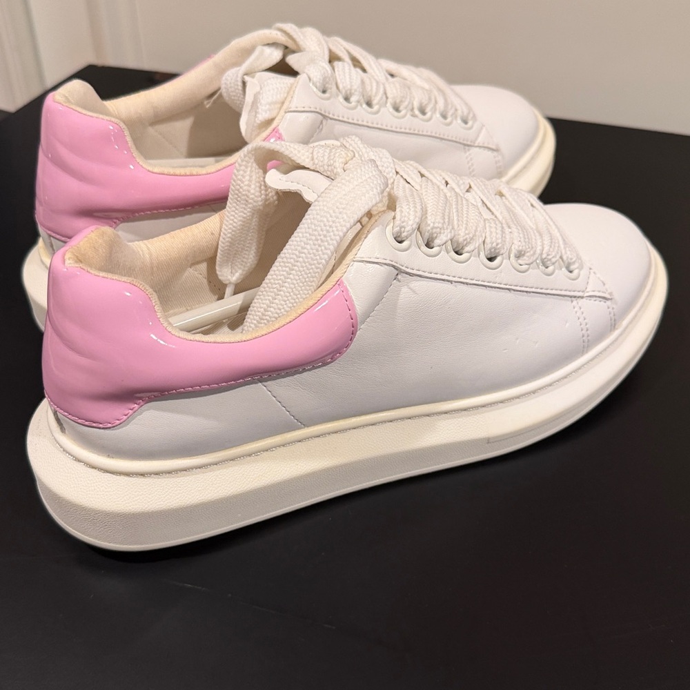Steve Madden Charlie Women's Fashion Sneakers White/Pink Size 8.5 M EUC.